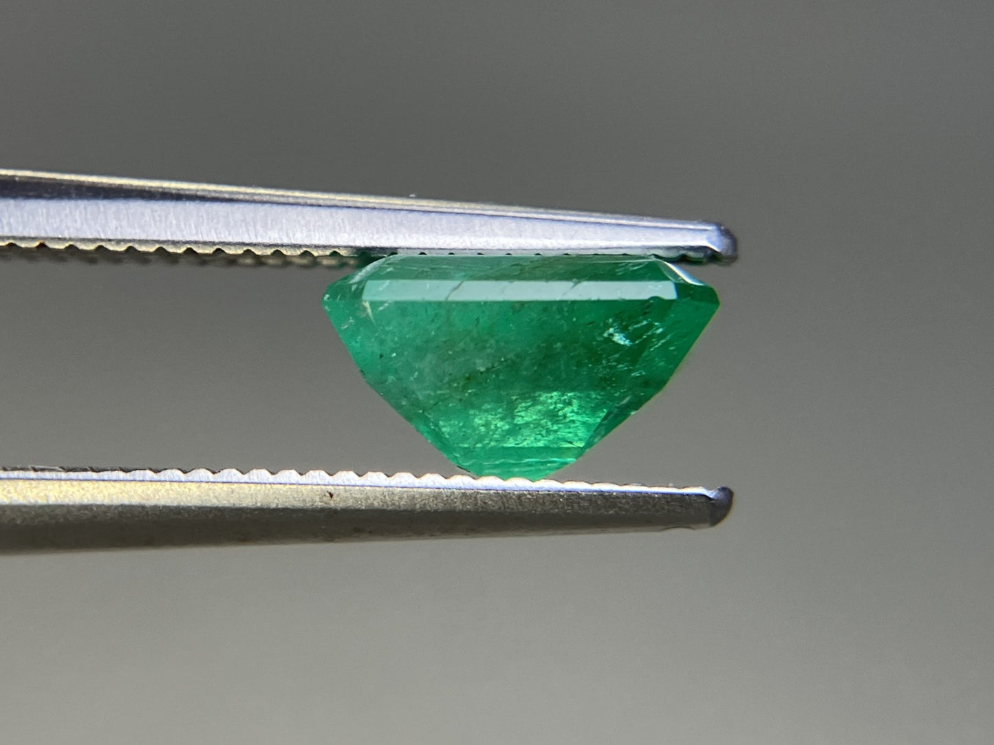 エメラルド  天然  1.782ct  中央宝石ソーティング付き  8.13㎜×6.48㎜×4.86㎜   天然 ルース（ 裸石 ） 5194YY