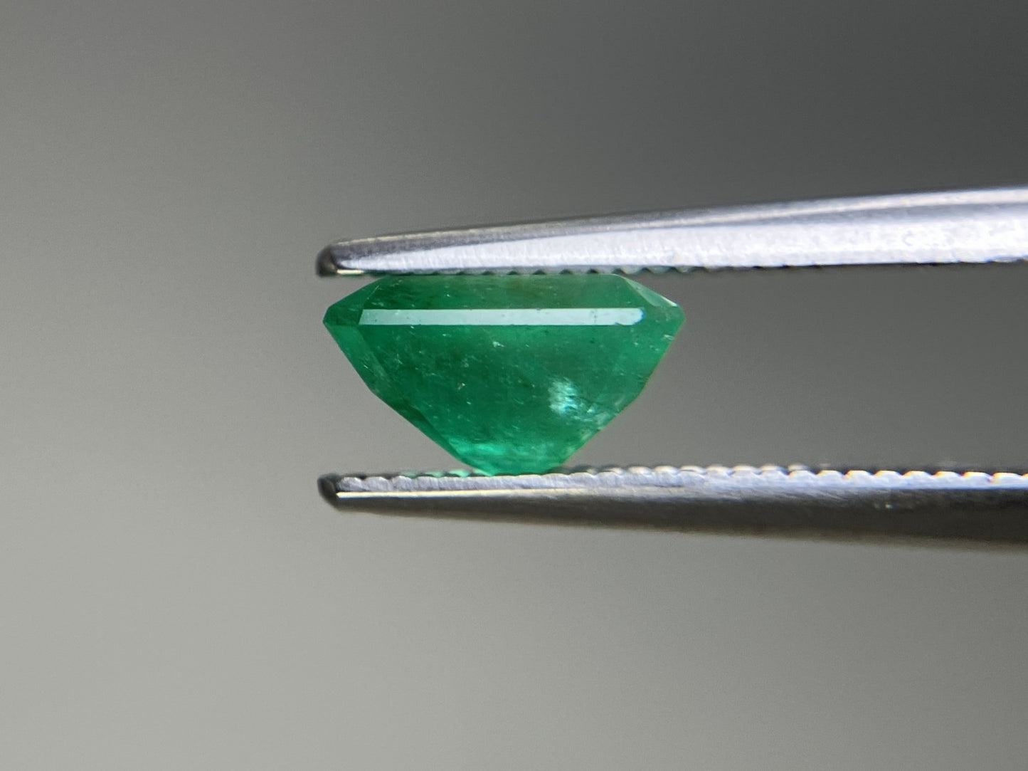 エメラルド  天然  1.782ct  中央宝石ソーティング付き  8.13㎜×6.48㎜×4.86㎜   天然 ルース（ 裸石 ） 5194YY