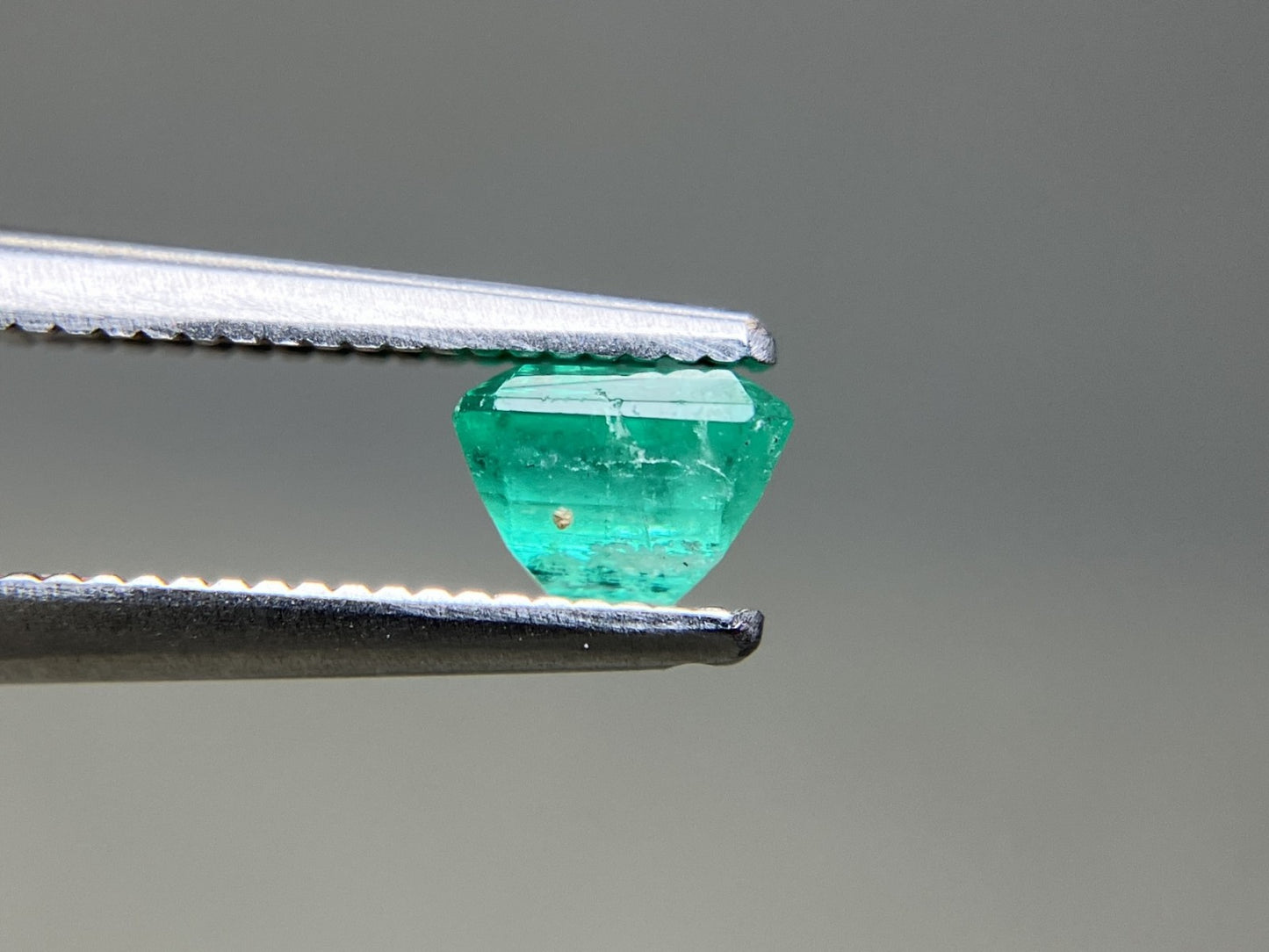 エメラルド 天然 0.605ct 宝石ソーティング付き 5.1㎜×4.4㎜×3.5㎜ ルース（ 裸石 ） 8214YY