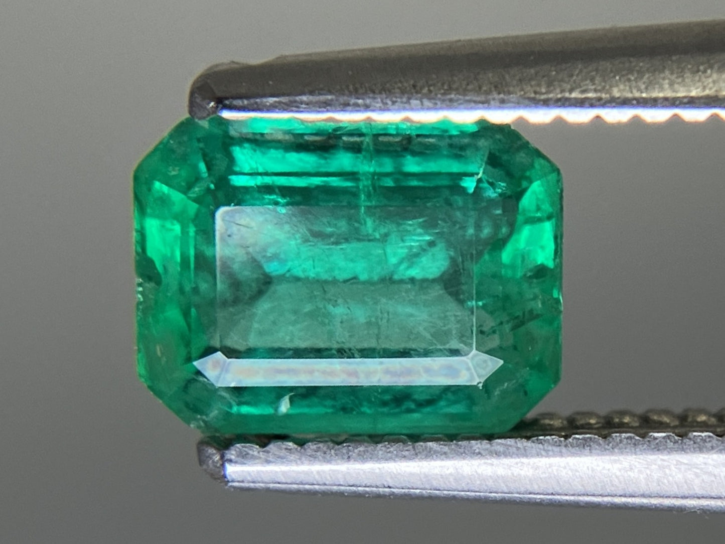エメラルド 天然  0.852ct  中央宝石ソーティング付き  6.88㎜×5.20㎜×3.25㎜   天然 ルース（ 裸石 ） 5212YY