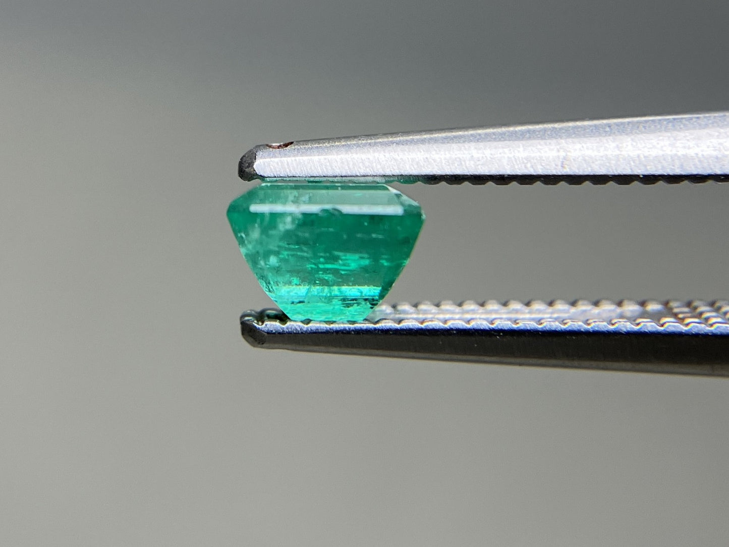 エメラルド 天然 0.605ct 宝石ソーティング付き 5.1㎜×4.4㎜×3.5㎜ ルース（ 裸石 ） 8214YY