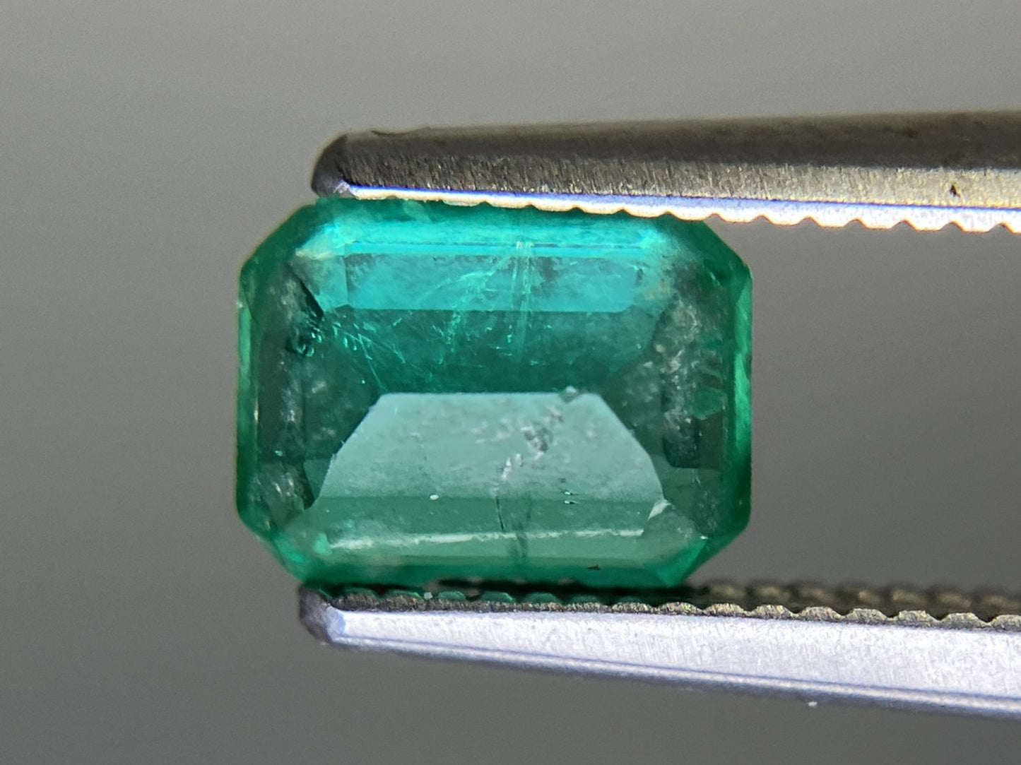 エメラルド 天然  0.852ct  中央宝石ソーティング付き  6.88㎜×5.20㎜×3.25㎜   天然 ルース（ 裸石 ） 5212YY