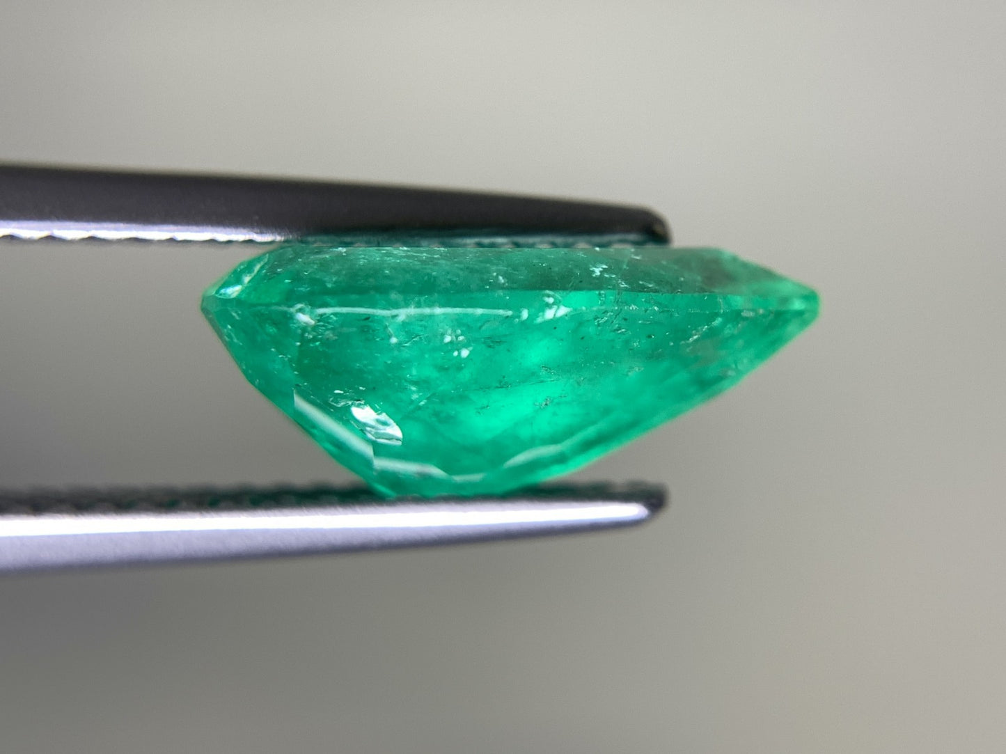 エメラルド 3.311ct 宝石ソーティング付き 13.47㎜×8.61㎜×5.79㎜ ルース（ 裸石 ） 2392Y