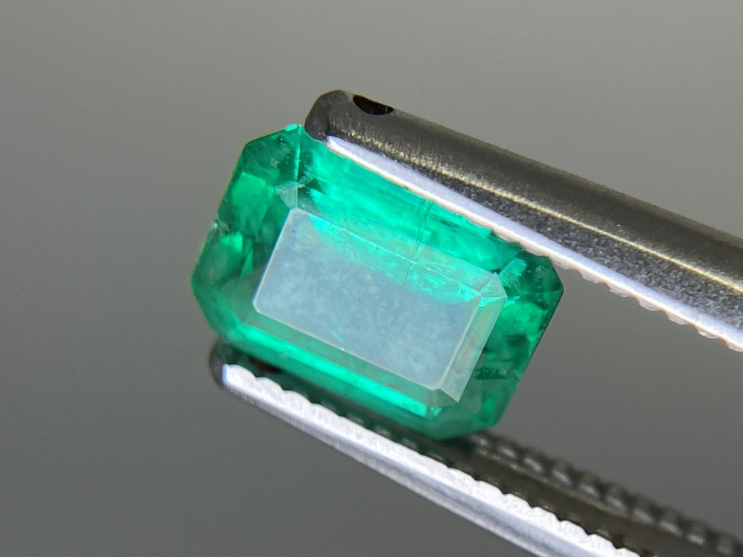 エメラルド 天然  0.852ct  中央宝石ソーティング付き  6.88㎜×5.20㎜×3.25㎜   天然 ルース（ 裸石 ） 5212YY