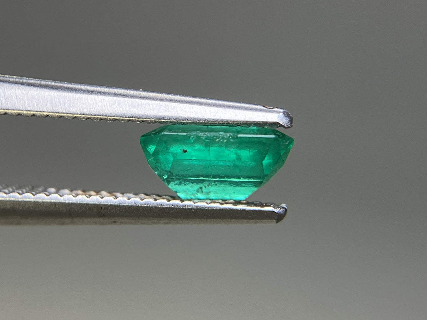 エメラルド 天然  0.852ct  中央宝石ソーティング付き  6.88㎜×5.20㎜×3.25㎜   天然 ルース（ 裸石 ） 5212YY
