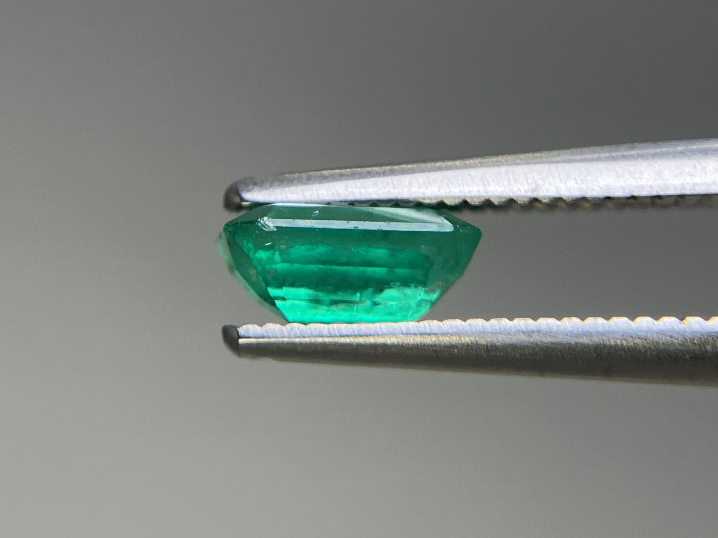 エメラルド 天然  0.852ct  中央宝石ソーティング付き  6.88㎜×5.20㎜×3.25㎜   天然 ルース（ 裸石 ） 5212YY