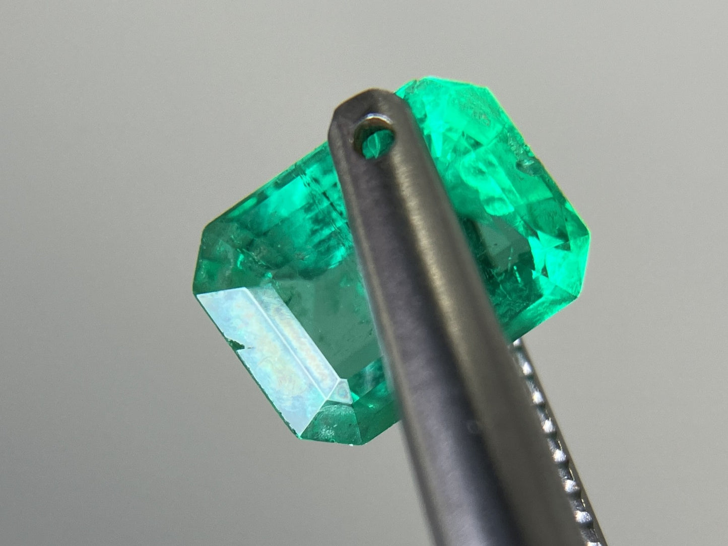 エメラルド 天然  0.852ct  中央宝石ソーティング付き  6.88㎜×5.20㎜×3.25㎜   天然 ルース（ 裸石 ） 5212YY