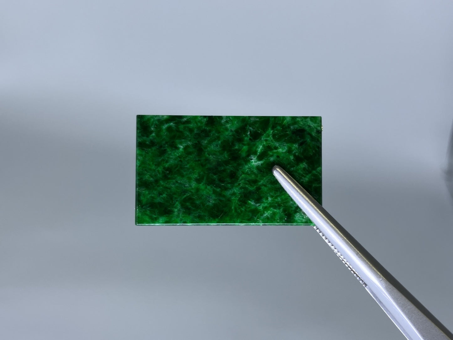 ヒスイ　翡翠　天然　 13.148ct 中央宝石ソーティング付き 25.2㎜×14.9㎜×2.1㎜ ルース（ 裸石 ） 3377S