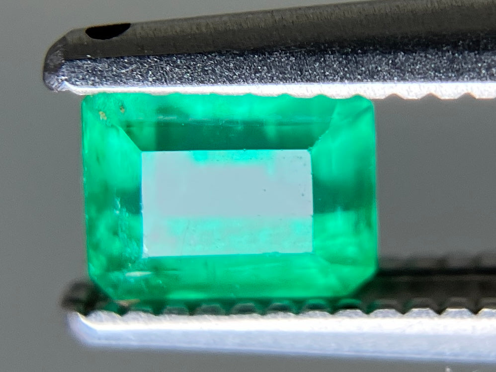 エメラルド 天然 0.543ct 宝石ソーティング付き 4.9㎜×3.9㎜×3.5㎜ ルース（ 裸石 ） 8215YY