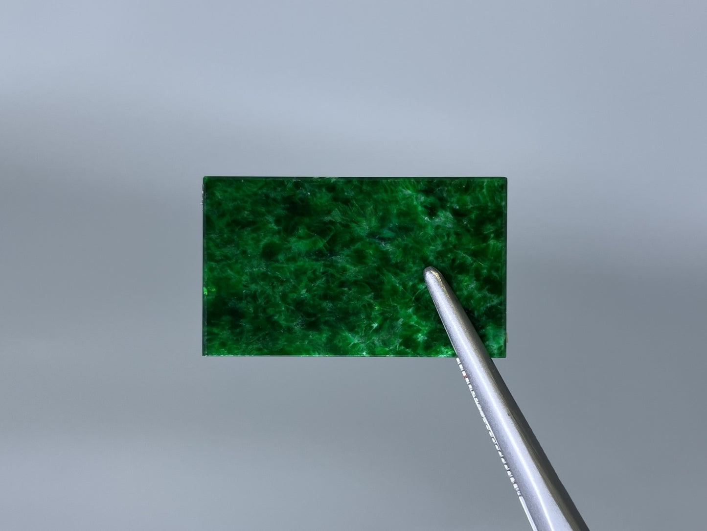 ヒスイ　翡翠　天然　 13.148ct 中央宝石ソーティング付き 25.2㎜×14.9㎜×2.1㎜ ルース（ 裸石 ） 3377S