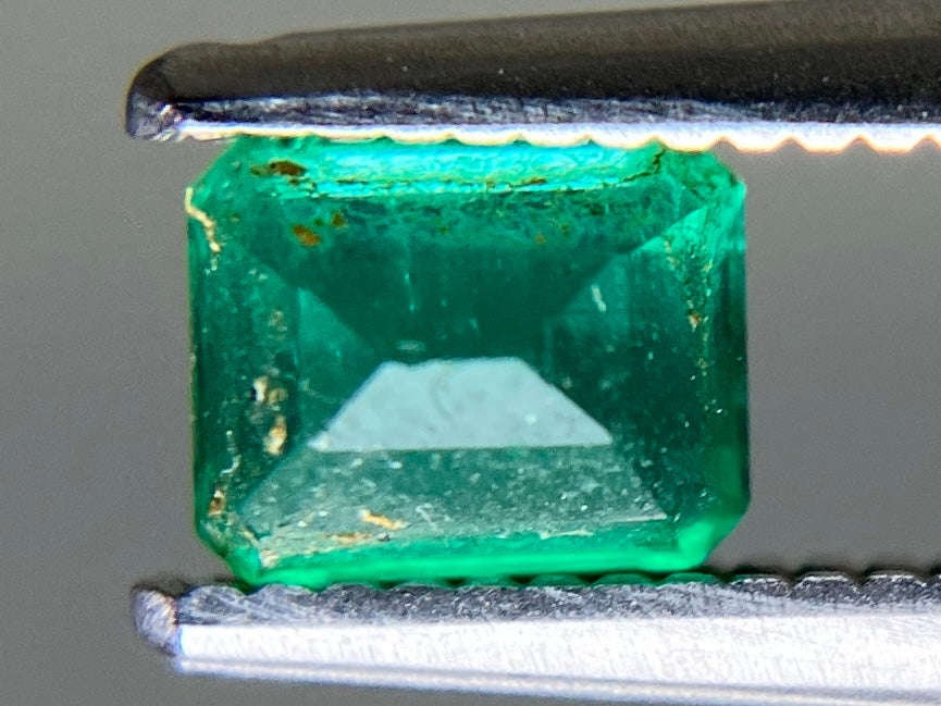 エメラルド 天然 0.543ct 宝石ソーティング付き 4.9㎜×3.9㎜×3.5㎜ ルース（ 裸石 ） 8215YY