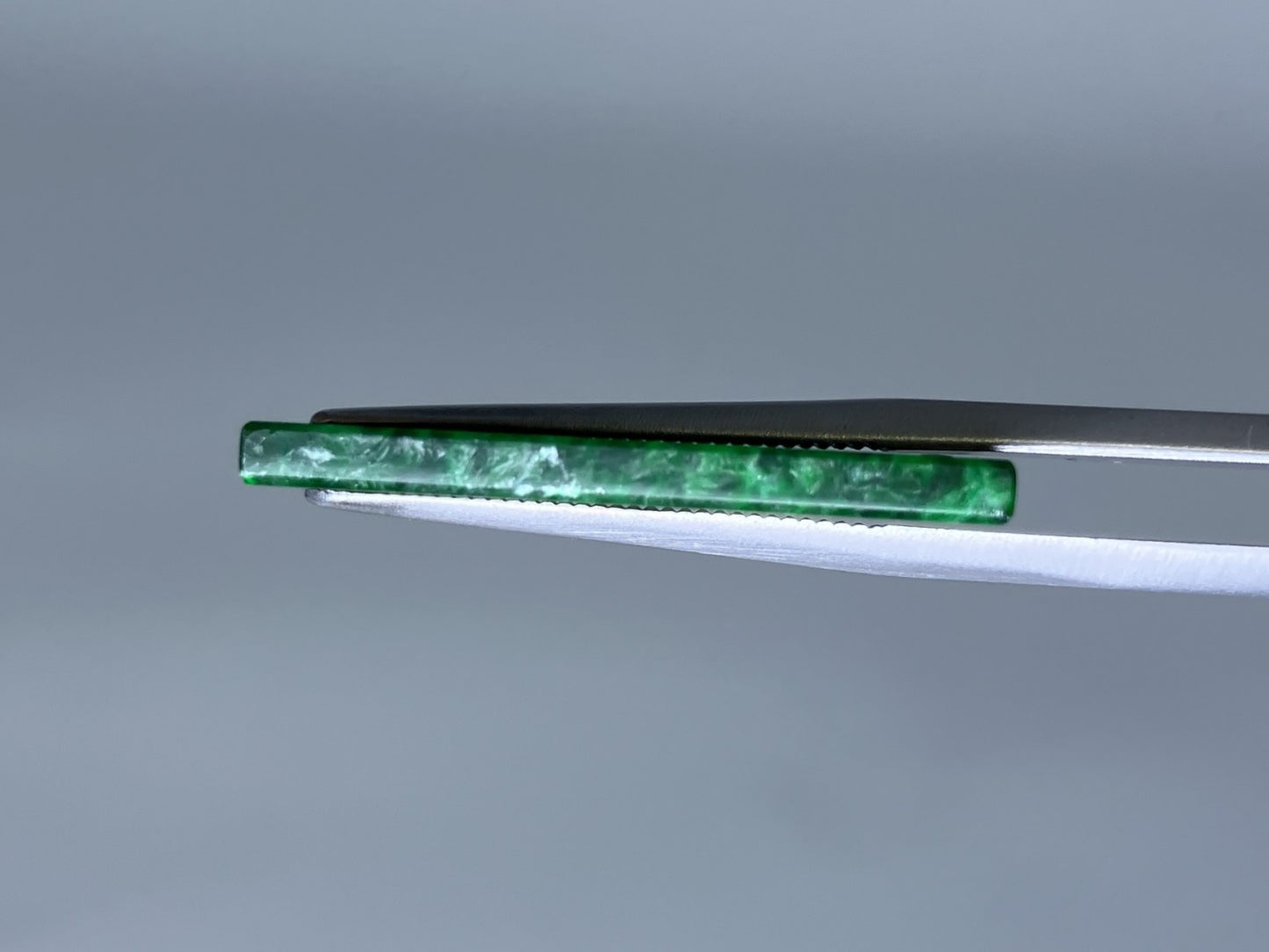 ヒスイ　翡翠　天然　 13.148ct 中央宝石ソーティング付き 25.2㎜×14.9㎜×2.1㎜ ルース（ 裸石 ） 3377S