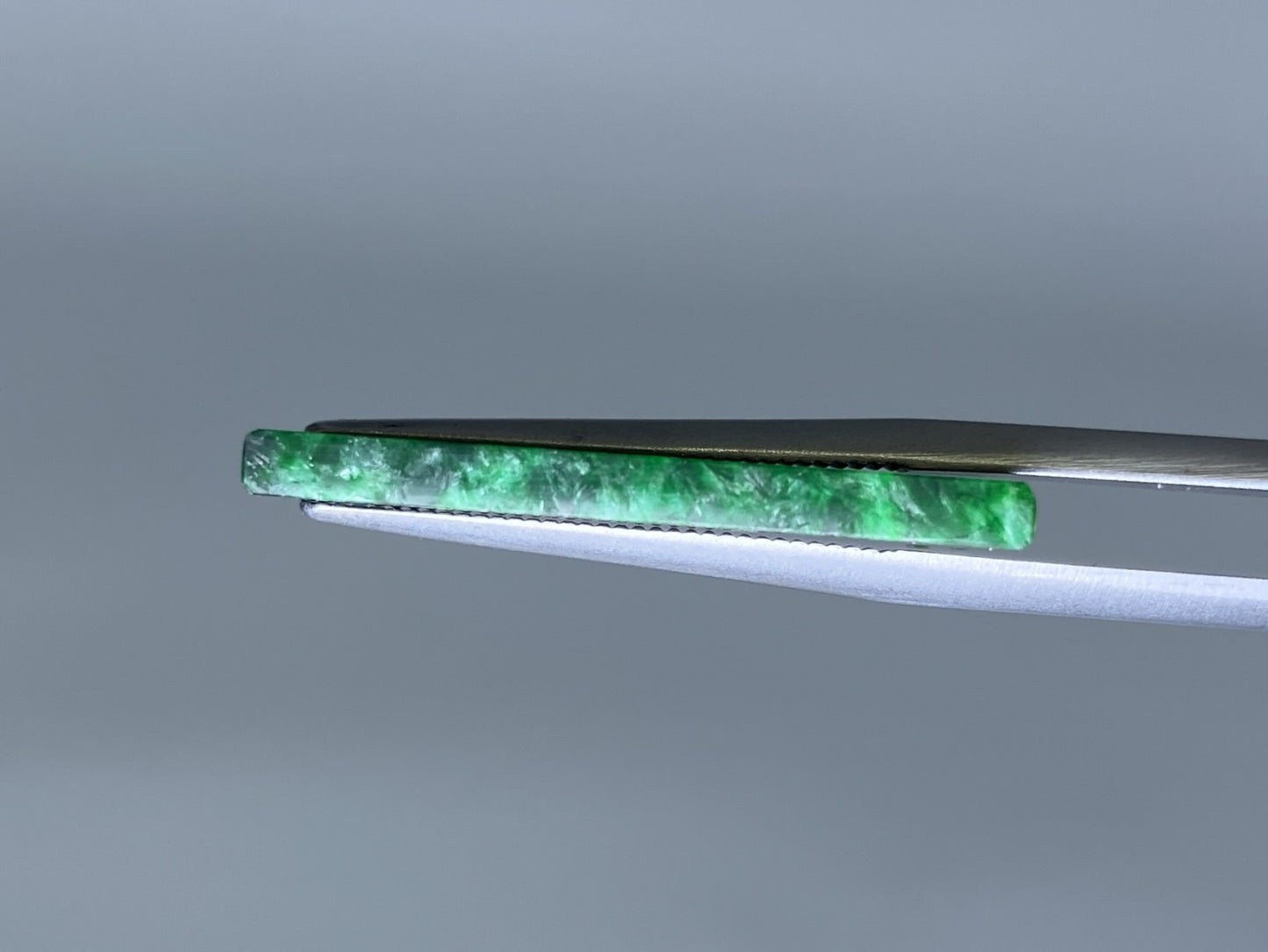 ヒスイ　翡翠　天然　 13.148ct 中央宝石ソーティング付き 25.2㎜×14.9㎜×2.1㎜ ルース（ 裸石 ） 3377S