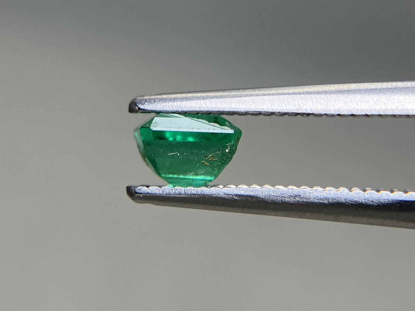 エメラルド 天然 0.543ct 宝石ソーティング付き 4.9㎜×3.9㎜×3.5㎜ ルース（ 裸石 ） 8215YY