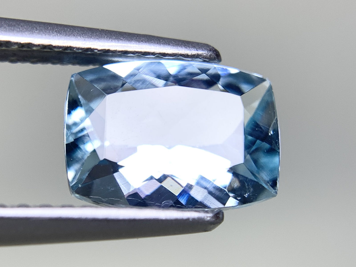 アクアマリン 天然 1.795ct 宝石ソーティング付き 9.3㎜×6.6㎜×4.3㎜ ルース（ 裸石 ） 6970Y