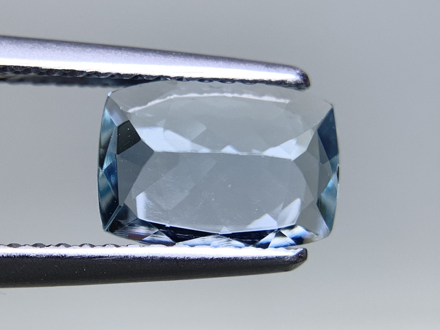 アクアマリン 天然 1.795ct 宝石ソーティング付き 9.3㎜×6.6㎜×4.3㎜ ルース（ 裸石 ） 6970Y