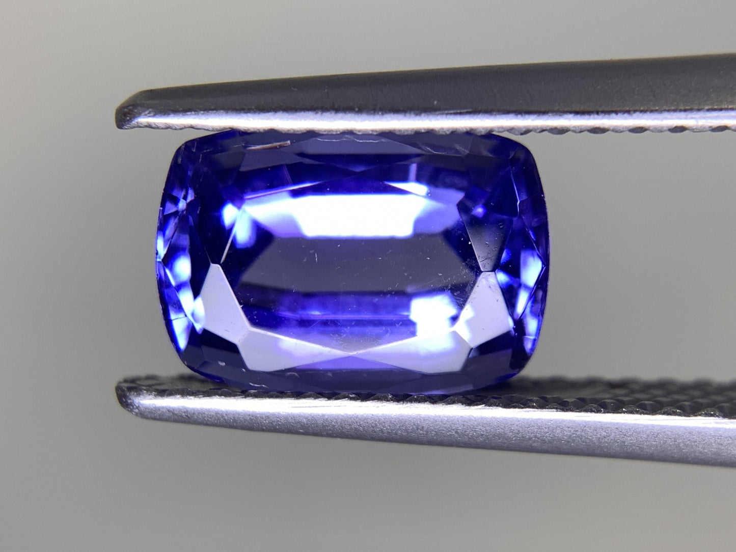 タンザナイト 2.523ct 宝石ソーティング付き  9.1㎜×6.6㎜×4.9㎜  ルース（ 裸石 ） 2612Y2