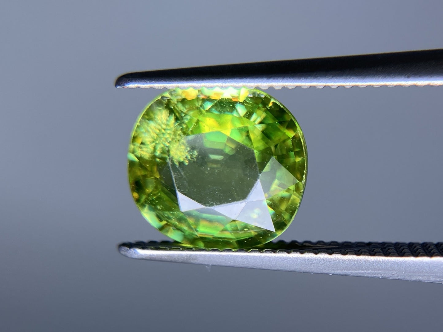 スフェーン 2.035ct 中央宝石ソーティング付き 8.35㎜×7.85㎜×3.80㎜ ルース（ 裸石 ） 3417S