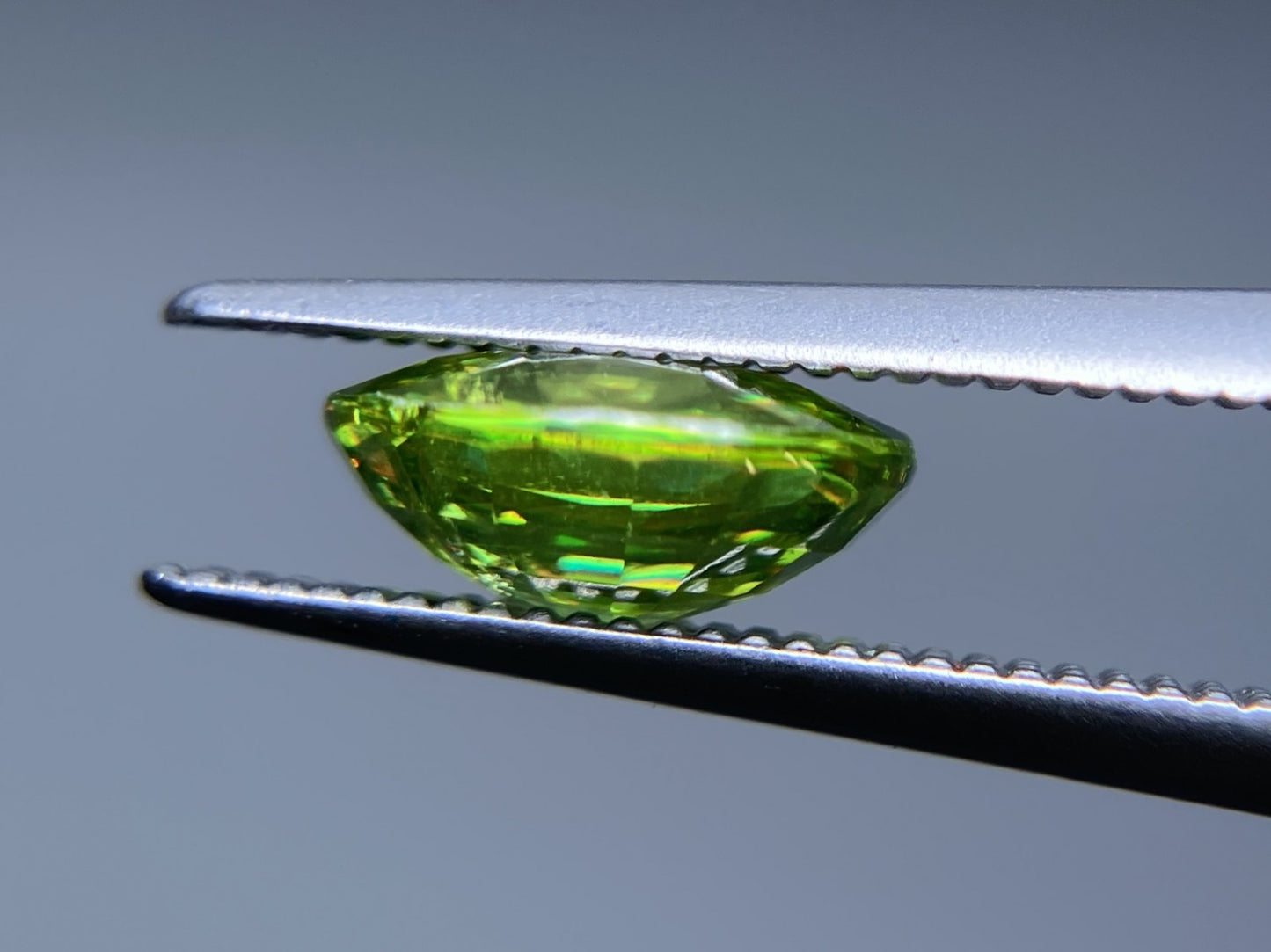 スフェーン 2.035ct 中央宝石ソーティング付き 8.35㎜×7.85㎜×3.80㎜ ルース（ 裸石 ） 3417S