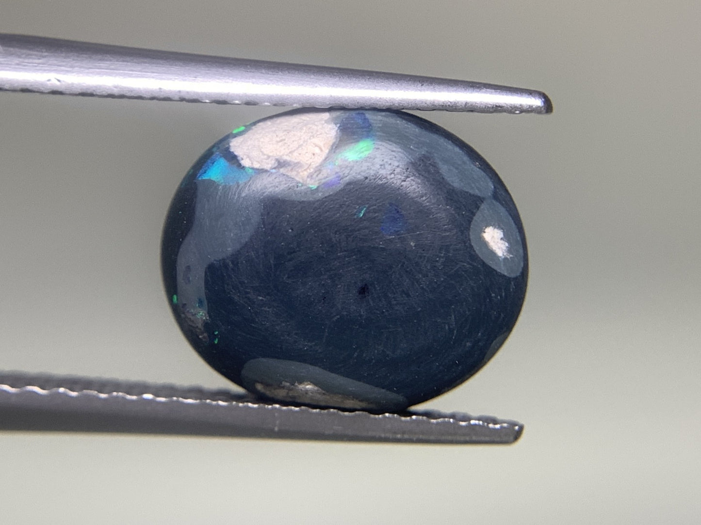 ブラックオパール 2.562ct 宝石ソーティング付き  10.8㎜×9.2㎜×4.0㎜  ルース（ 裸石 ） 3163Y