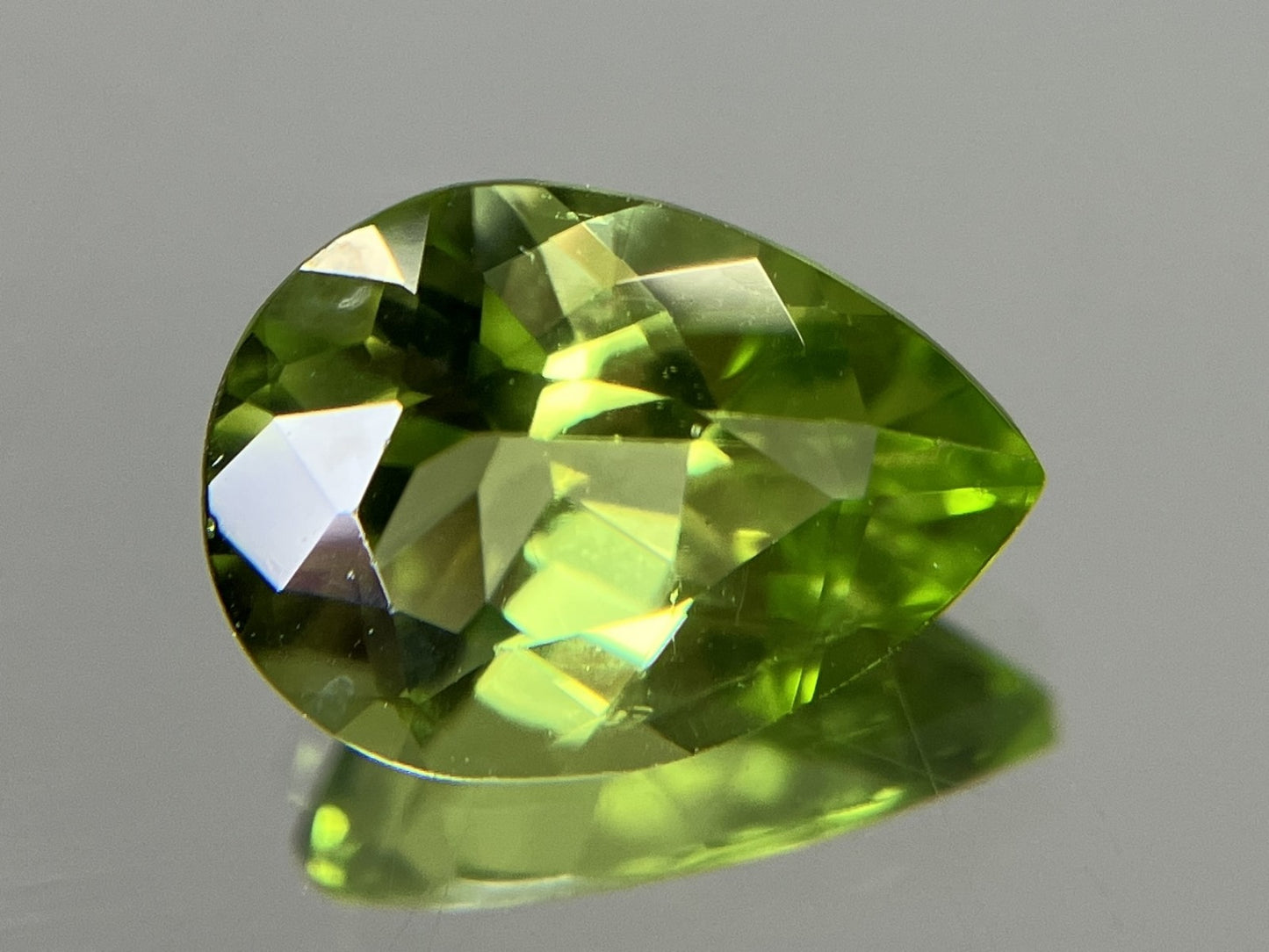 ペリドット  天然  2.529ct  宝石ソーティング付き  10.7㎜×7.7㎜×5.0㎜  ラッピング無料  ルース（ 裸石 ）  5108YY
