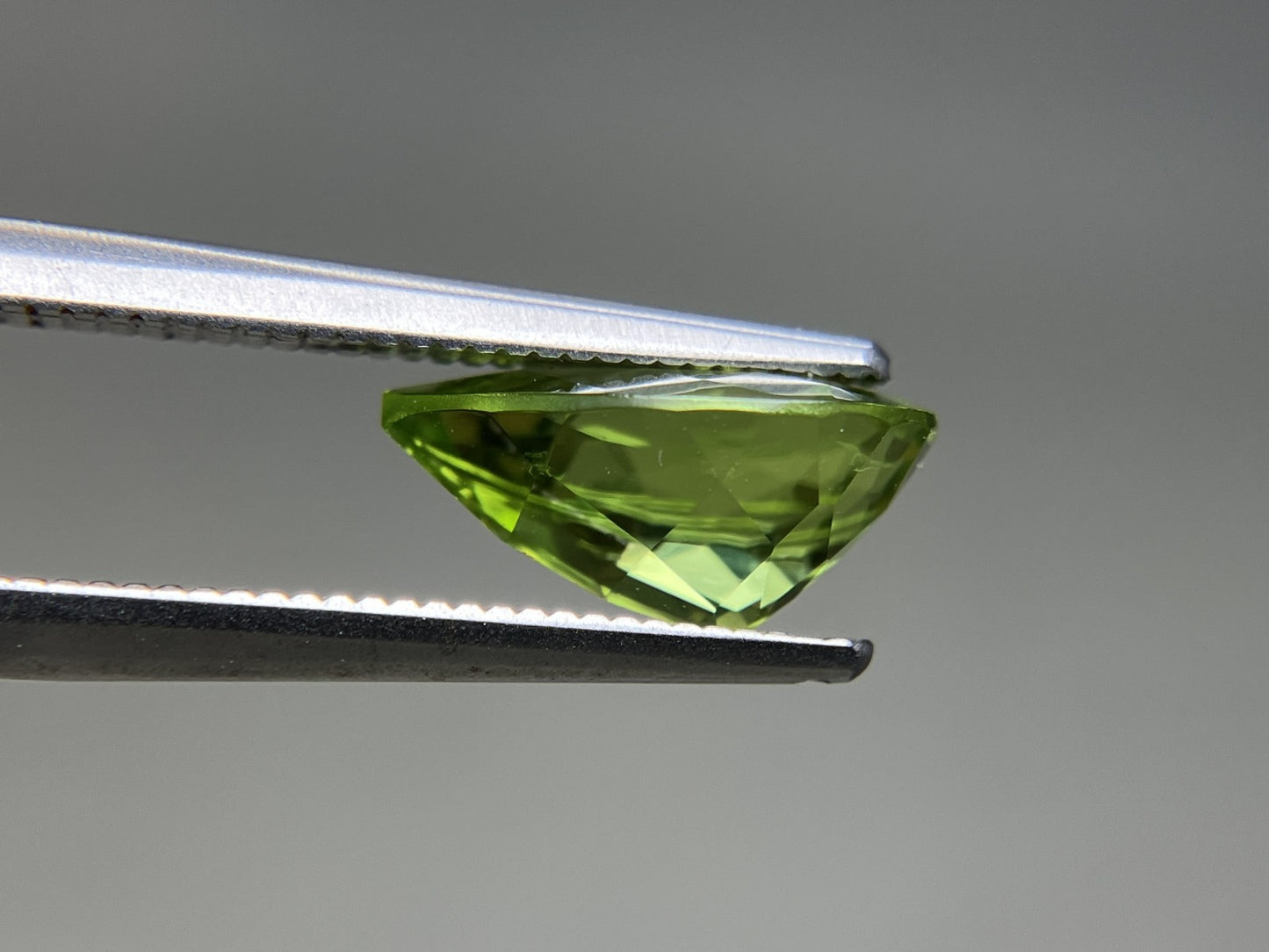 ペリドット  天然  2.529ct  宝石ソーティング付き  10.7㎜×7.7㎜×5.0㎜  ラッピング無料  ルース（ 裸石 ）  5108YY