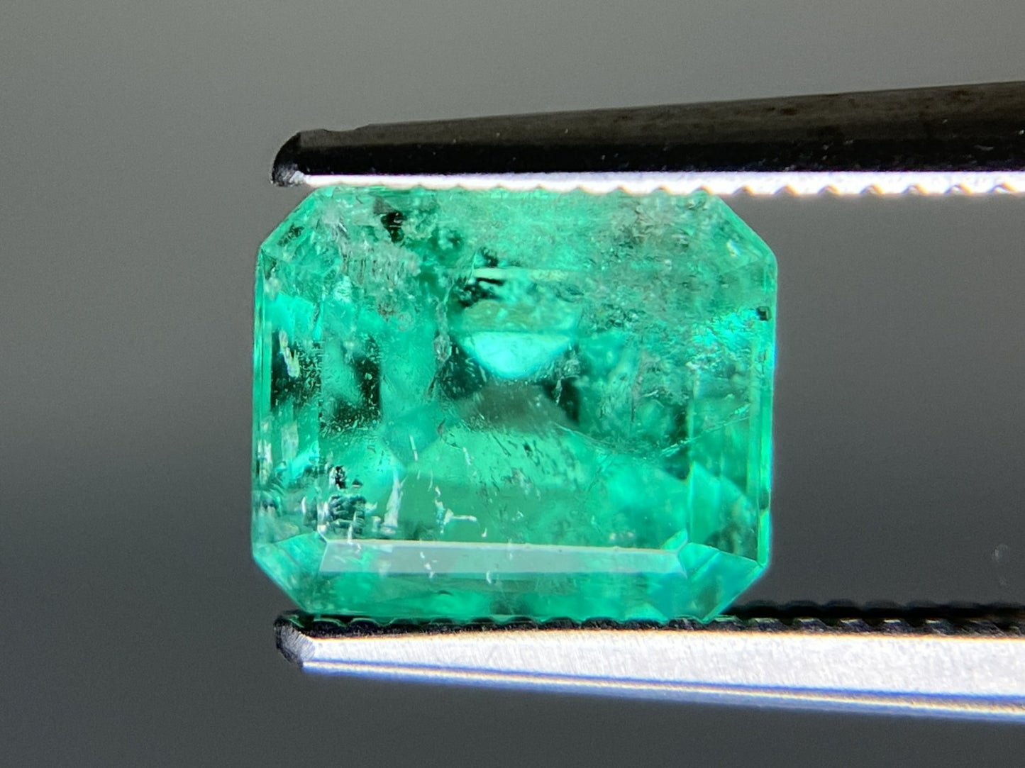エメラルド 天然  2.045ct  中央宝石ソーティング付き  7.92㎜×6.71㎜×5.89㎜   天然 ルース（ 裸石 ） 5231YY