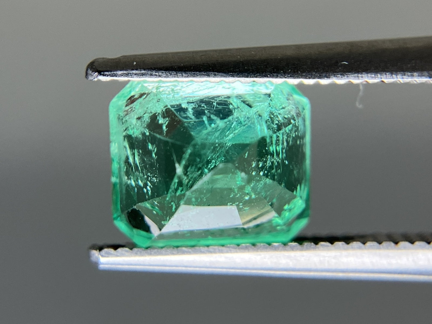 エメラルド 天然  2.045ct  中央宝石ソーティング付き  7.92㎜×6.71㎜×5.89㎜   天然 ルース（ 裸石 ） 5231YY