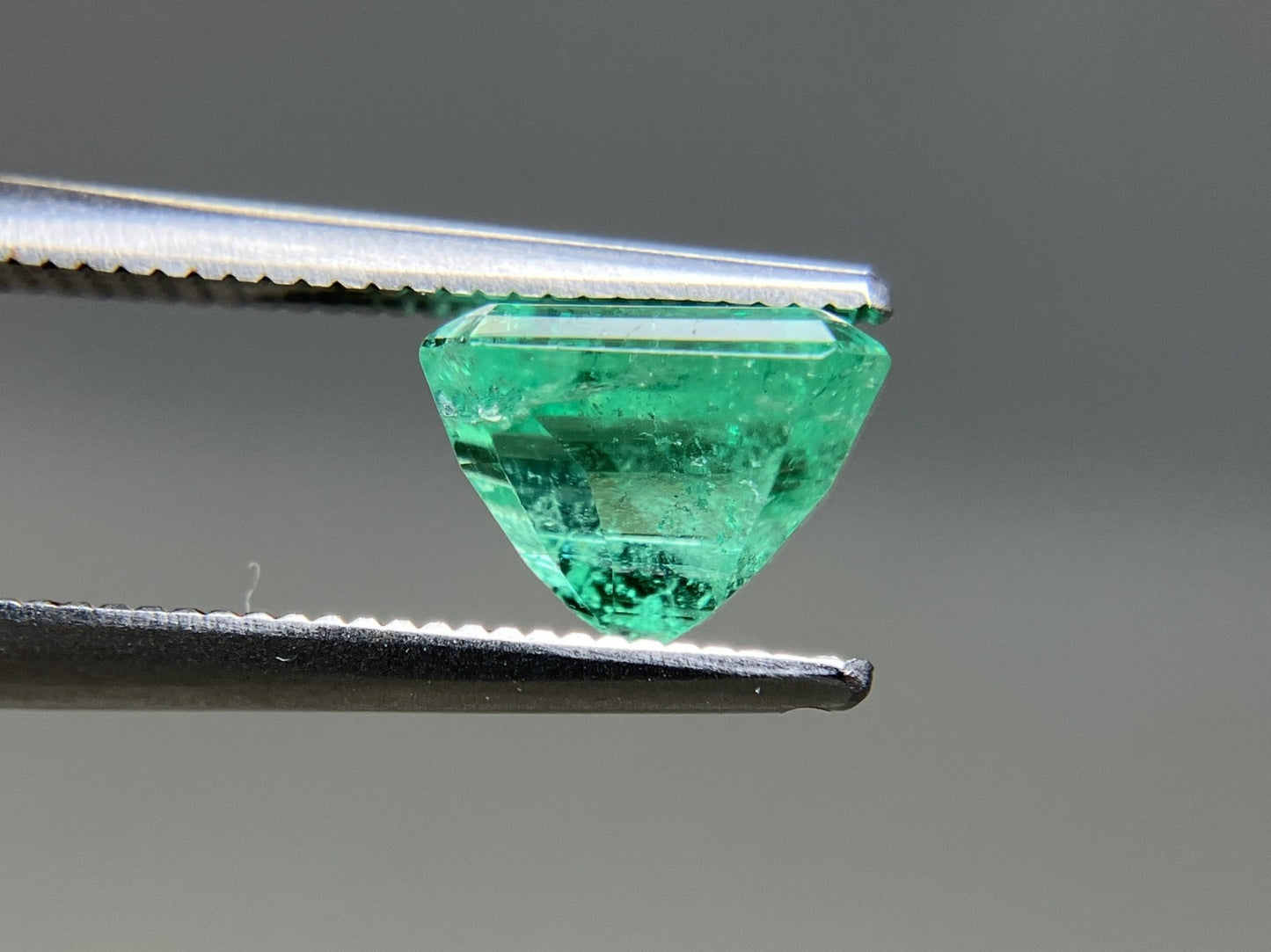 エメラルド 天然  2.045ct  中央宝石ソーティング付き  7.92㎜×6.71㎜×5.89㎜   天然 ルース（ 裸石 ） 5231YY