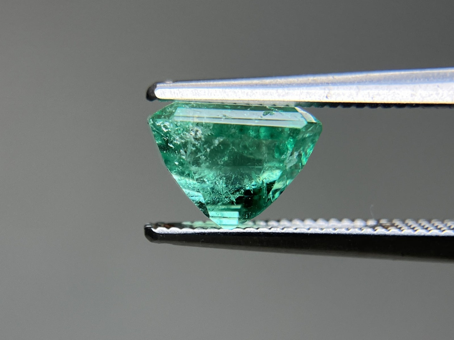 エメラルド 天然  2.045ct  中央宝石ソーティング付き  7.92㎜×6.71㎜×5.89㎜   天然 ルース（ 裸石 ） 5231YY