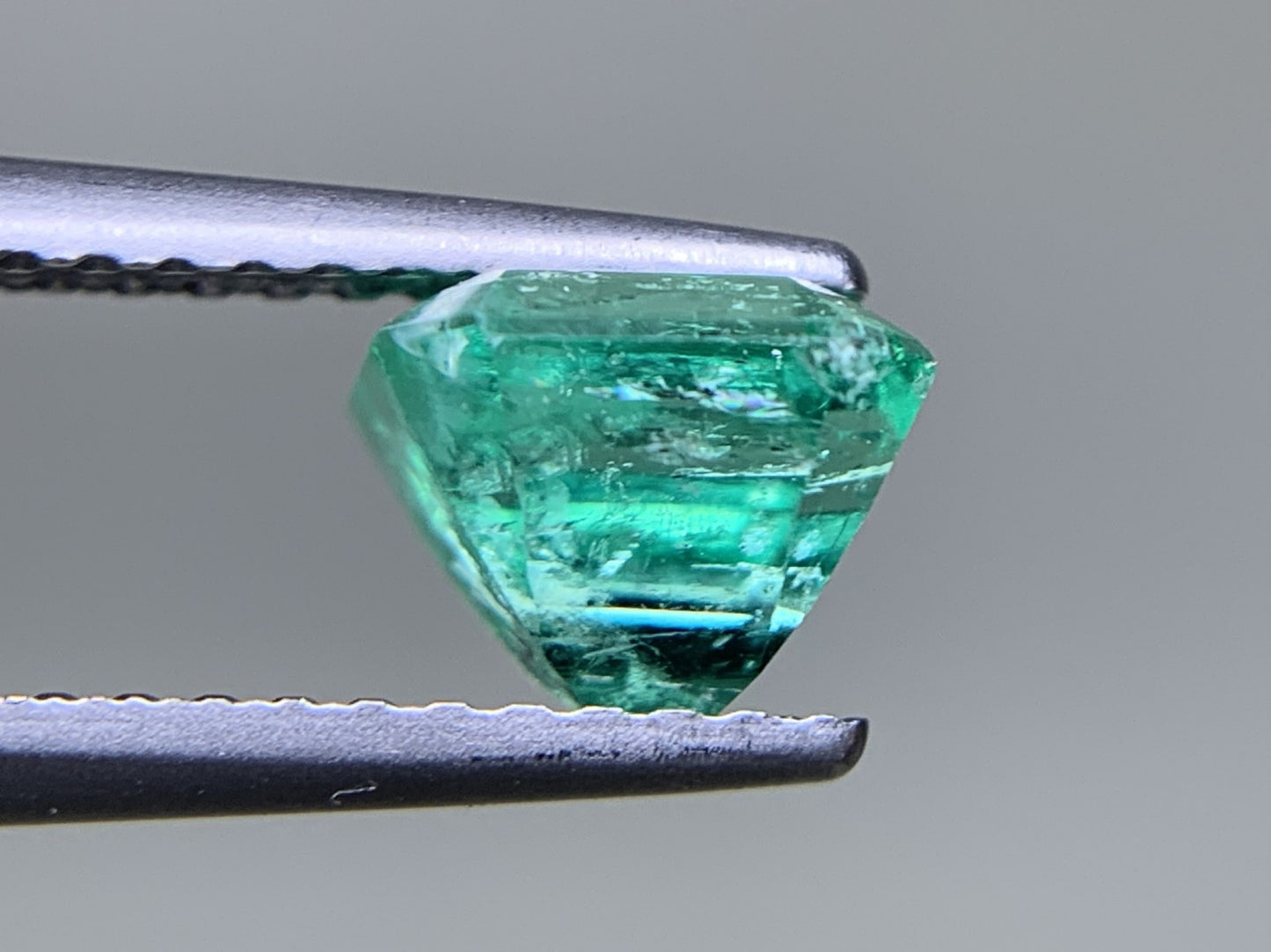 エメラルド 天然 1.109ct 中央宝石ソーティング付き 6.34㎜×5.60㎜×4.98㎜ ルース（ 裸石 ） 6145Y
