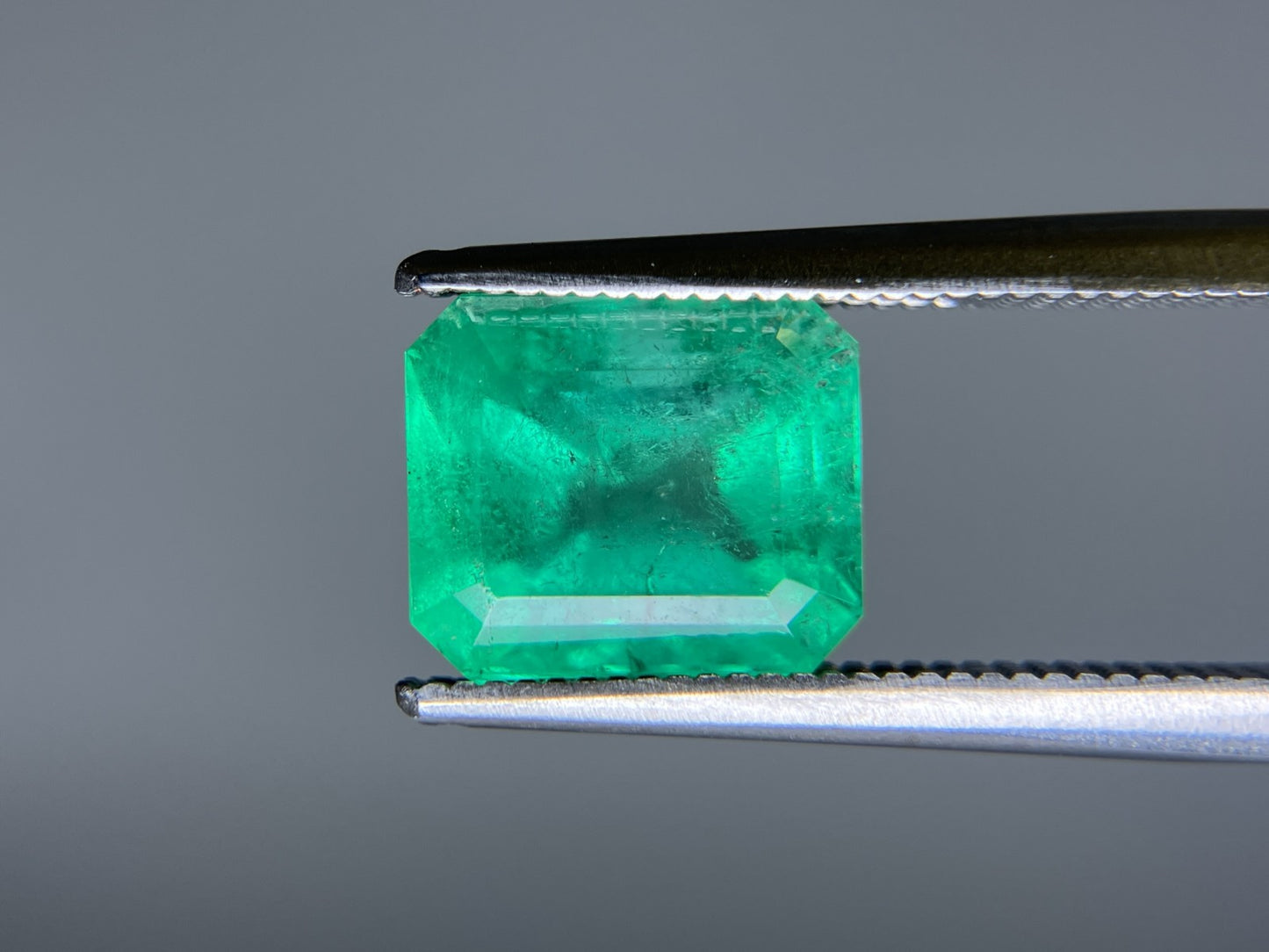 エメラルド 3.540ct 中央宝石ソーティング付き 9.13㎜×7.77㎜×7.03㎜ ルース（ 裸石 ） 3553S