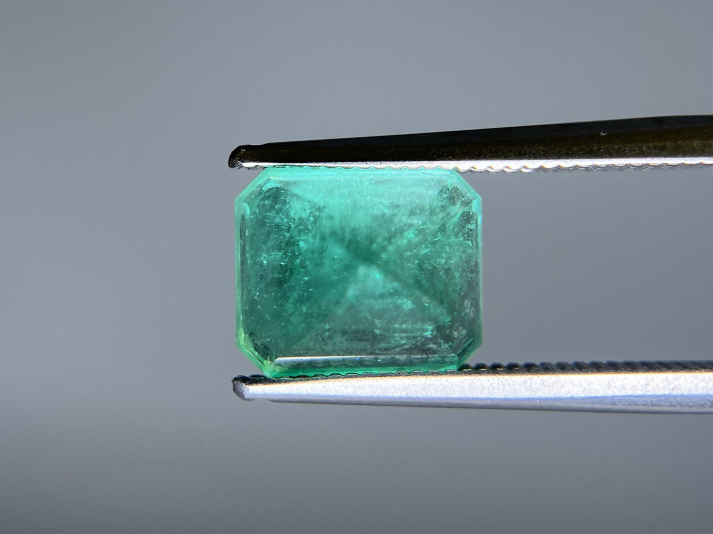エメラルド 3.540ct 中央宝石ソーティング付き 9.13㎜×7.77㎜×7.03㎜ ルース（ 裸石 ） 3553S