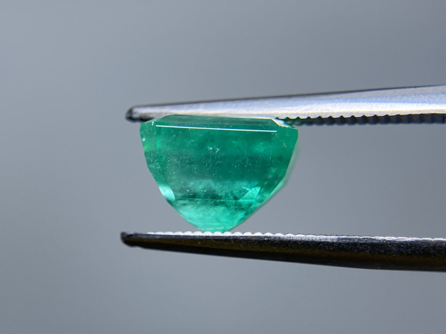 エメラルド 3.540ct 中央宝石ソーティング付き 9.13㎜×7.77㎜×7.03㎜ ルース（ 裸石 ） 3553S