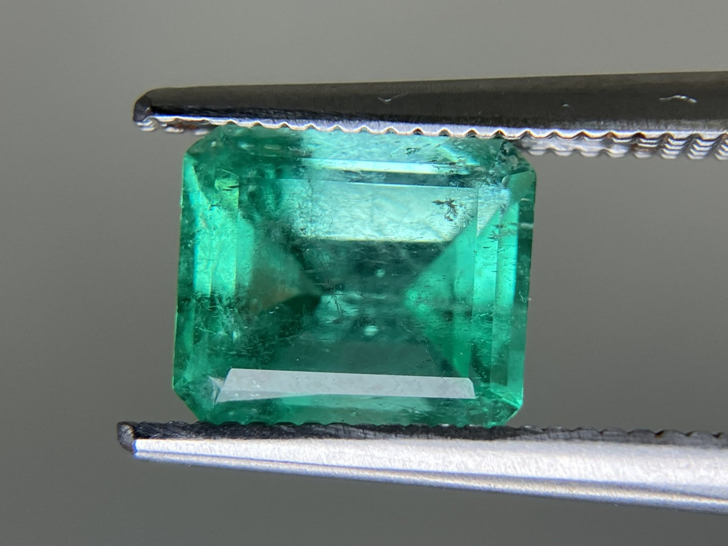 エメラルド 天然  1.764ct  中央宝石ソーティング付き  8.03㎜×6.88㎜×5.00㎜   天然 ルース（ 裸石 ） 5301YY
