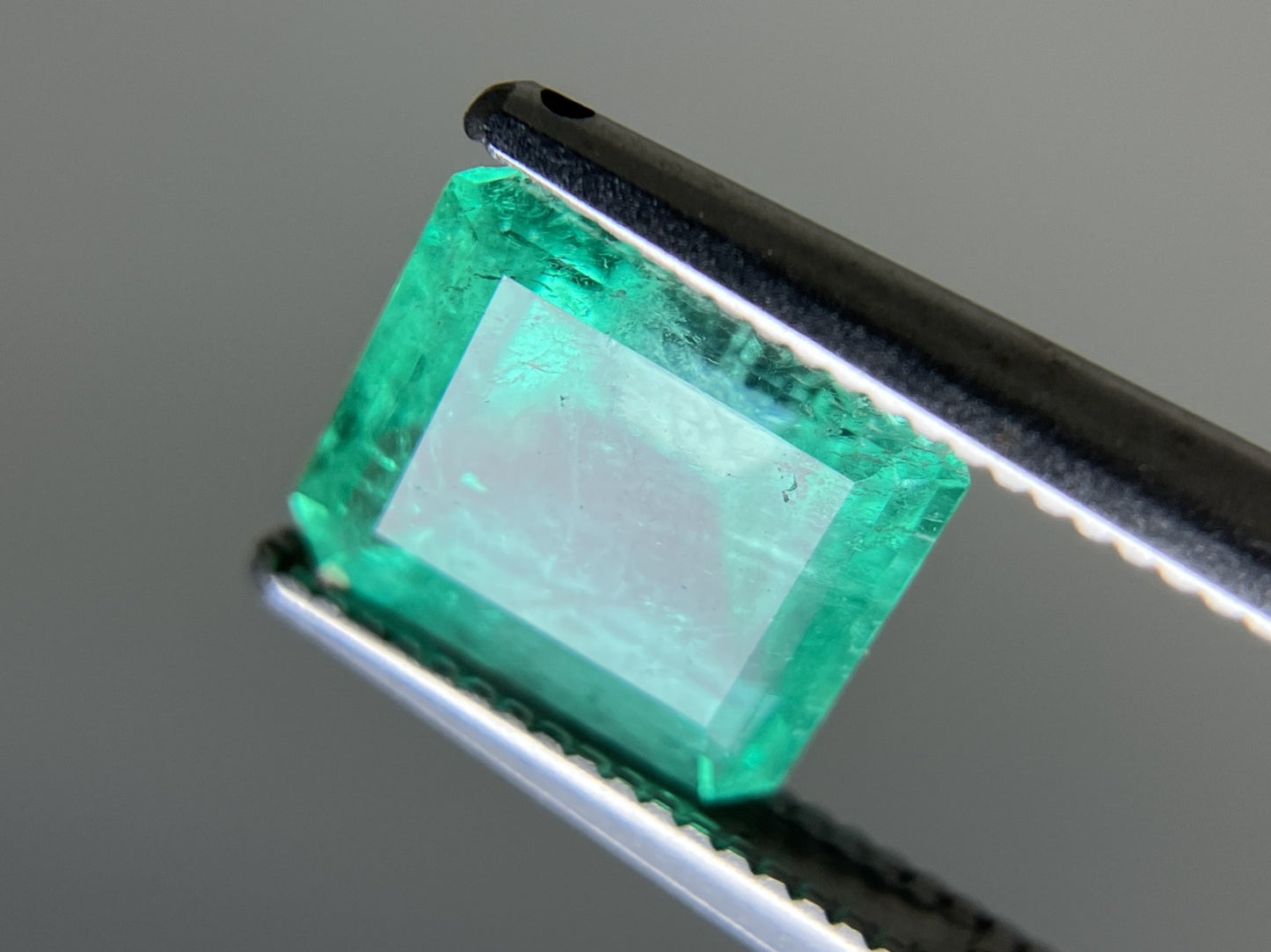 エメラルド 天然  1.764ct  中央宝石ソーティング付き  8.03㎜×6.88㎜×5.00㎜   天然 ルース（ 裸石 ） 5301YY