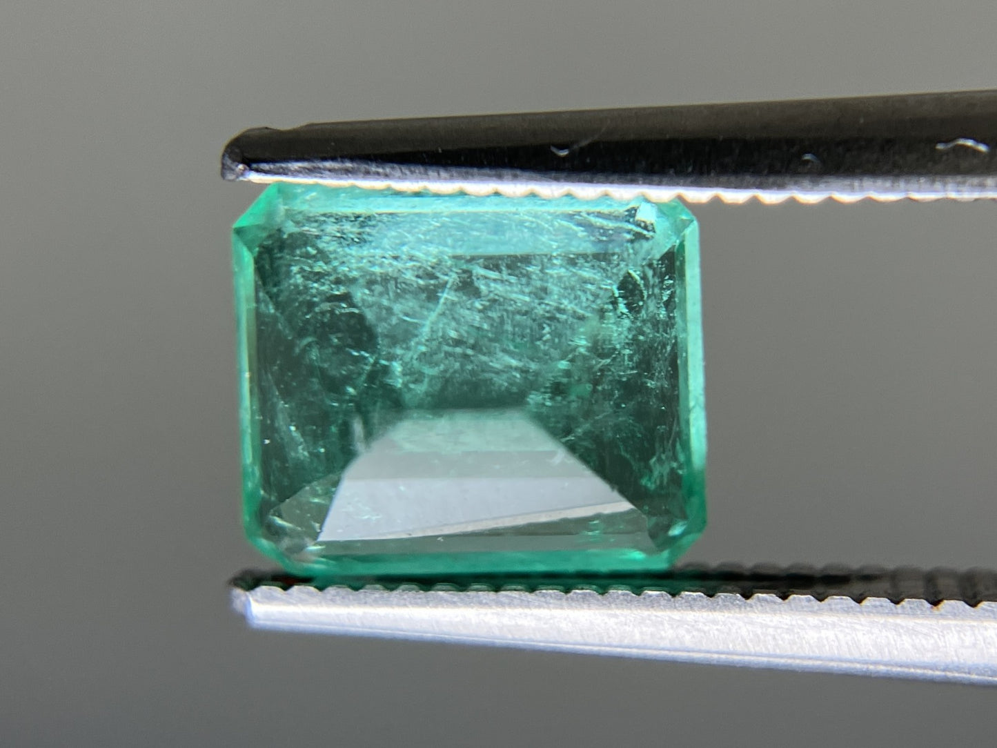 エメラルド 天然  1.764ct  中央宝石ソーティング付き  8.03㎜×6.88㎜×5.00㎜   天然 ルース（ 裸石 ） 5301YY
