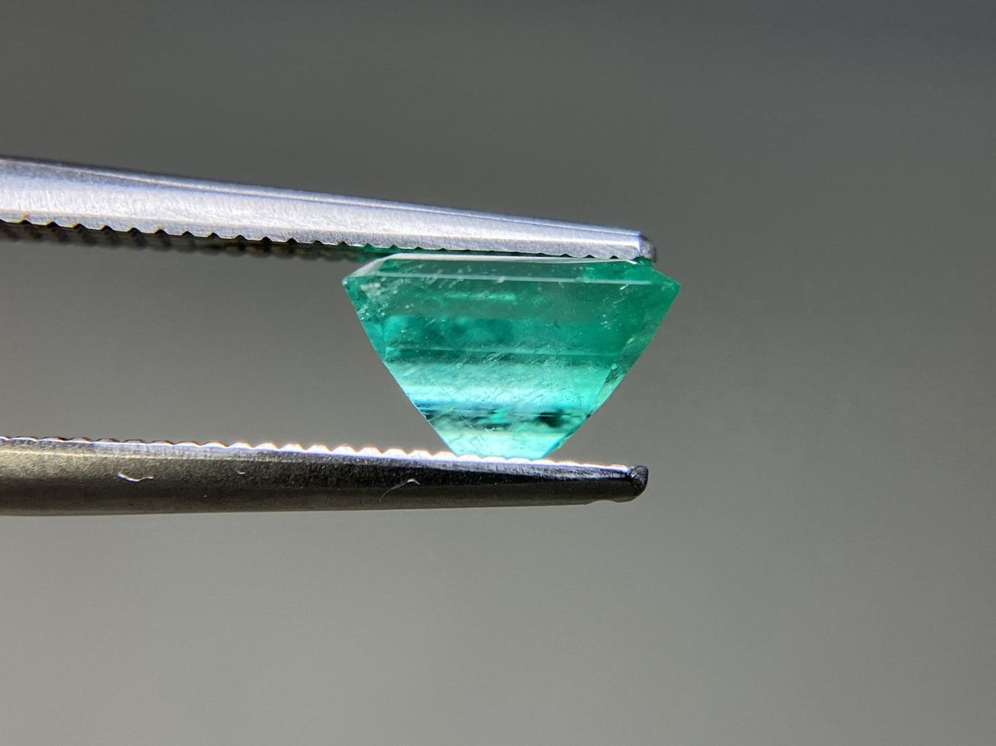 エメラルド 天然  1.764ct  中央宝石ソーティング付き  8.03㎜×6.88㎜×5.00㎜   天然 ルース（ 裸石 ） 5301YY