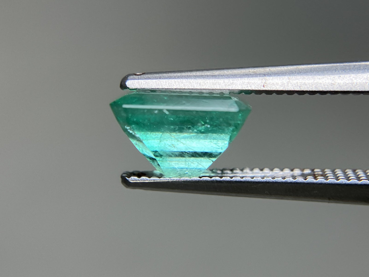 エメラルド 天然  1.764ct  中央宝石ソーティング付き  8.03㎜×6.88㎜×5.00㎜   天然 ルース（ 裸石 ） 5301YY