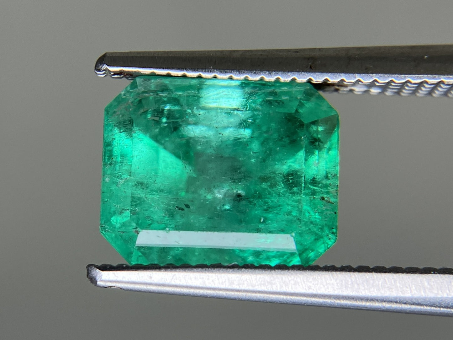 エメラルド 天然  3.089ct  中央宝石ソーティング付き  9.22㎜×7.53㎜×6.83㎜   天然 ルース（ 裸石 ） 5241YY