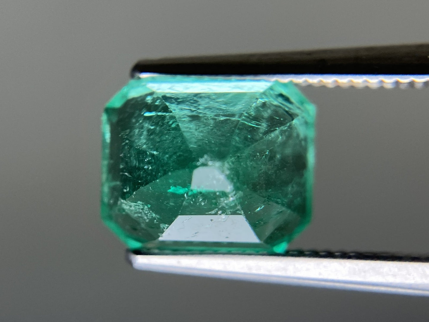 エメラルド 天然  3.089ct  中央宝石ソーティング付き  9.22㎜×7.53㎜×6.83㎜   天然 ルース（ 裸石 ） 5241YY