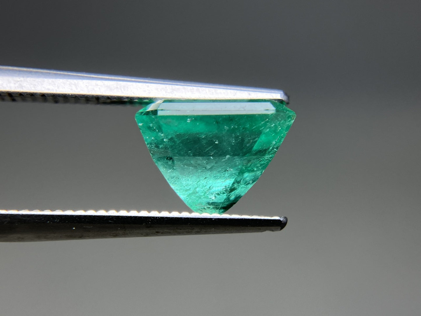 エメラルド 天然  3.089ct  中央宝石ソーティング付き  9.22㎜×7.53㎜×6.83㎜   天然 ルース（ 裸石 ） 5241YY