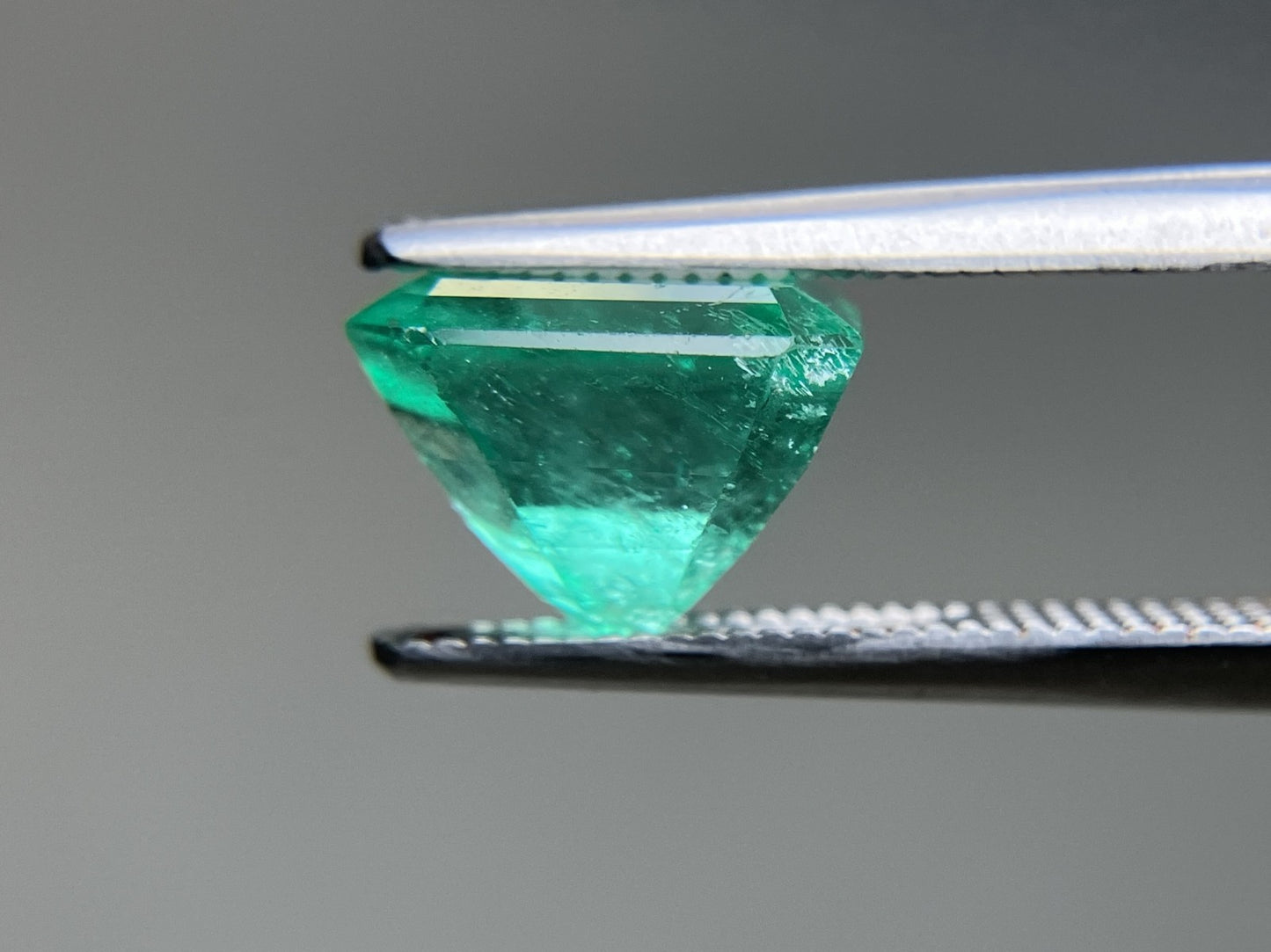 エメラルド 天然  3.089ct  中央宝石ソーティング付き  9.22㎜×7.53㎜×6.83㎜   天然 ルース（ 裸石 ） 5241YY