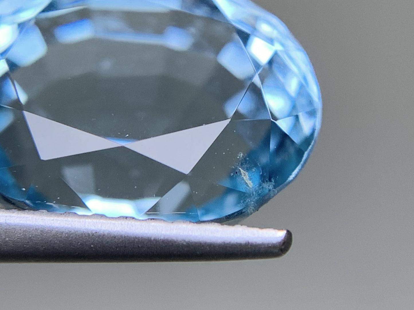 ブルートパーズ 8.017ct 宝石ソーティング付き  12.0㎜×9.9㎜×7.6㎜  ルース（ 裸石 ） 3187Y