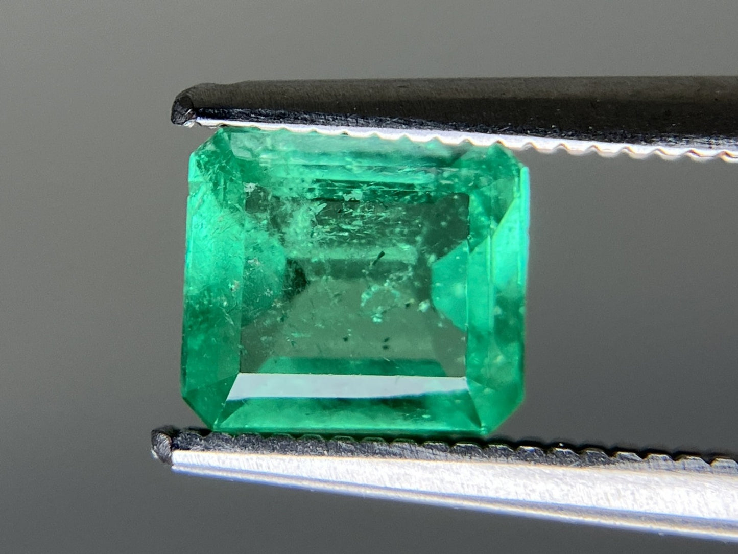 エメラルド 天然  0.956ct  中央宝石ソーティング付き  6.80㎜×6.00㎜×3.35㎜   天然 ルース（ 裸石 ） 5353YY