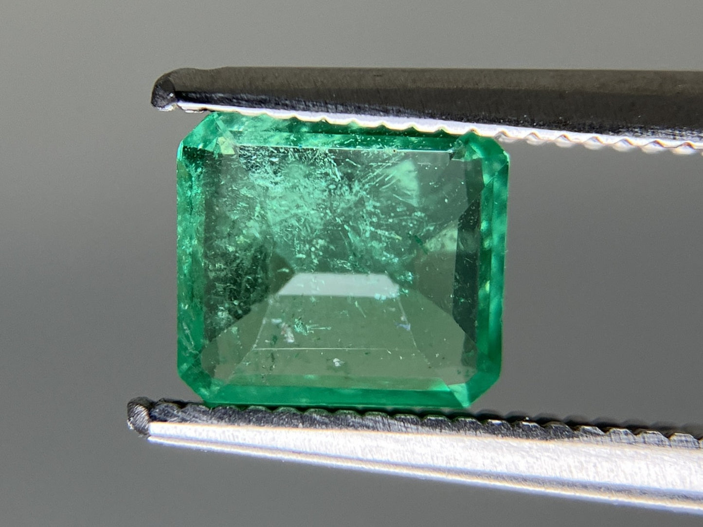 エメラルド 天然  0.956ct  中央宝石ソーティング付き  6.80㎜×6.00㎜×3.35㎜   天然 ルース（ 裸石 ） 5353YY