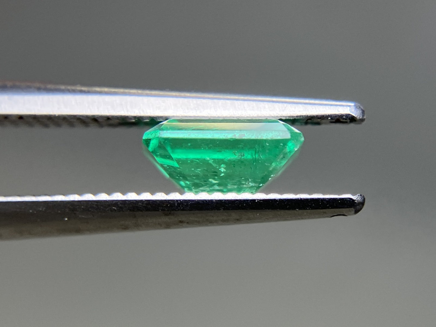 エメラルド 天然  0.956ct  中央宝石ソーティング付き  6.80㎜×6.00㎜×3.35㎜   天然 ルース（ 裸石 ） 5353YY