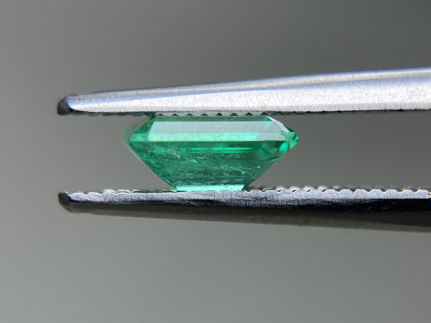 エメラルド 天然  0.956ct  中央宝石ソーティング付き  6.80㎜×6.00㎜×3.35㎜   天然 ルース（ 裸石 ） 5353YY