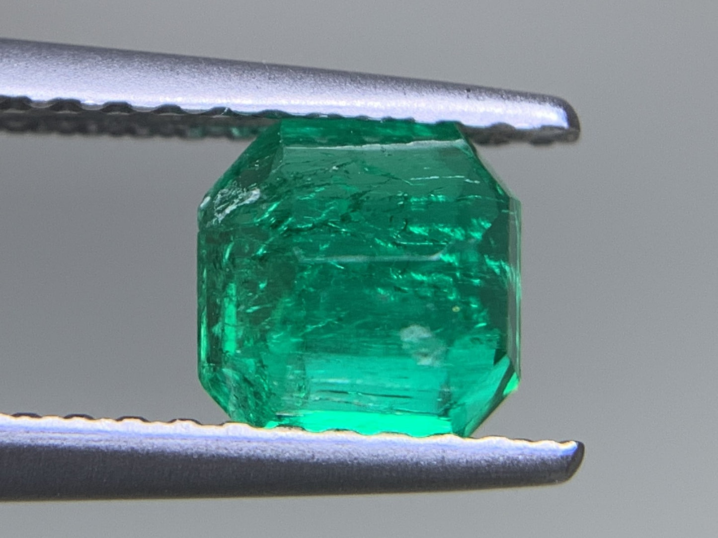 エメラルド 天然 0.836ct 宝石ソーティング付き 5.6㎜×5.4㎜×3.5㎜ ルース（ 裸石 ） 6354Y