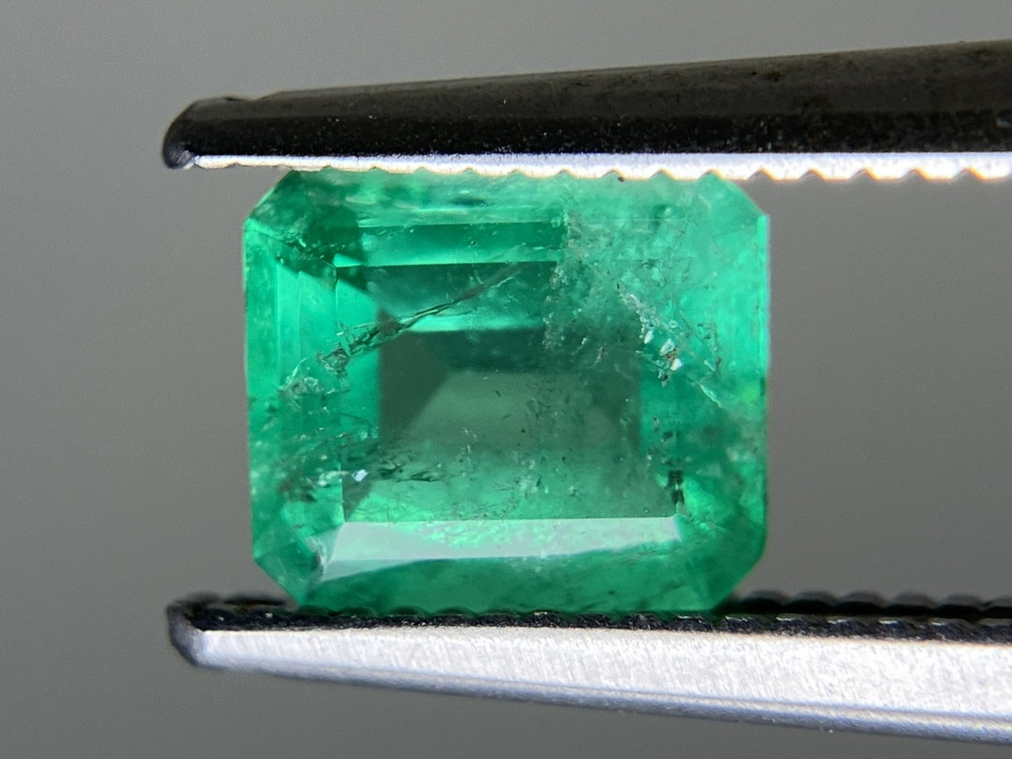 エメラルド 天然  0.873ct  中央宝石ソーティング付き  6.50㎜×5.68㎜×3.37㎜   天然 ルース（ 裸石 ） 5354YY